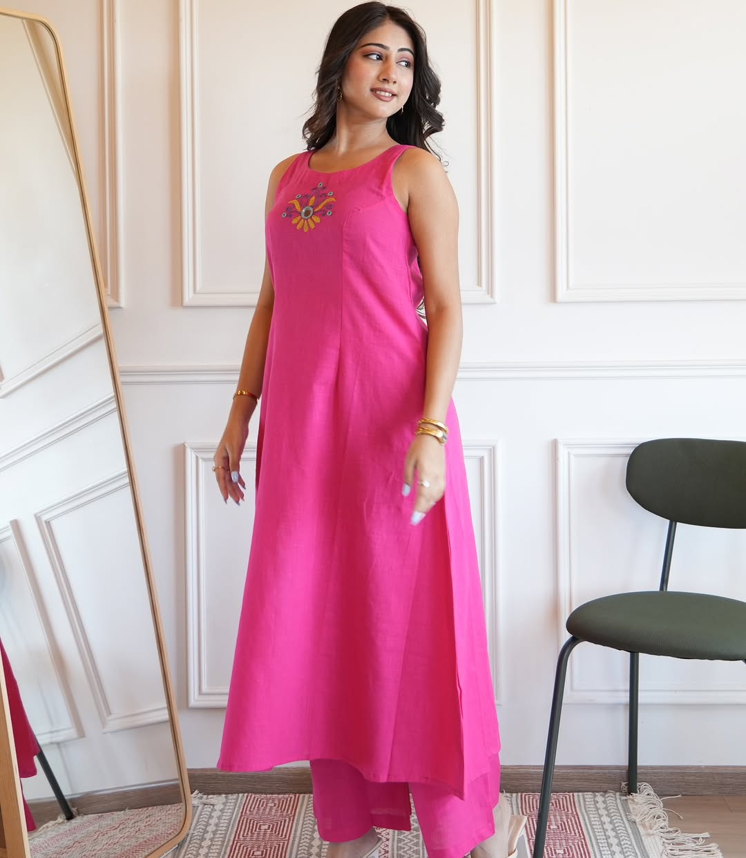 Sleeveless Embroidery Kurta Set