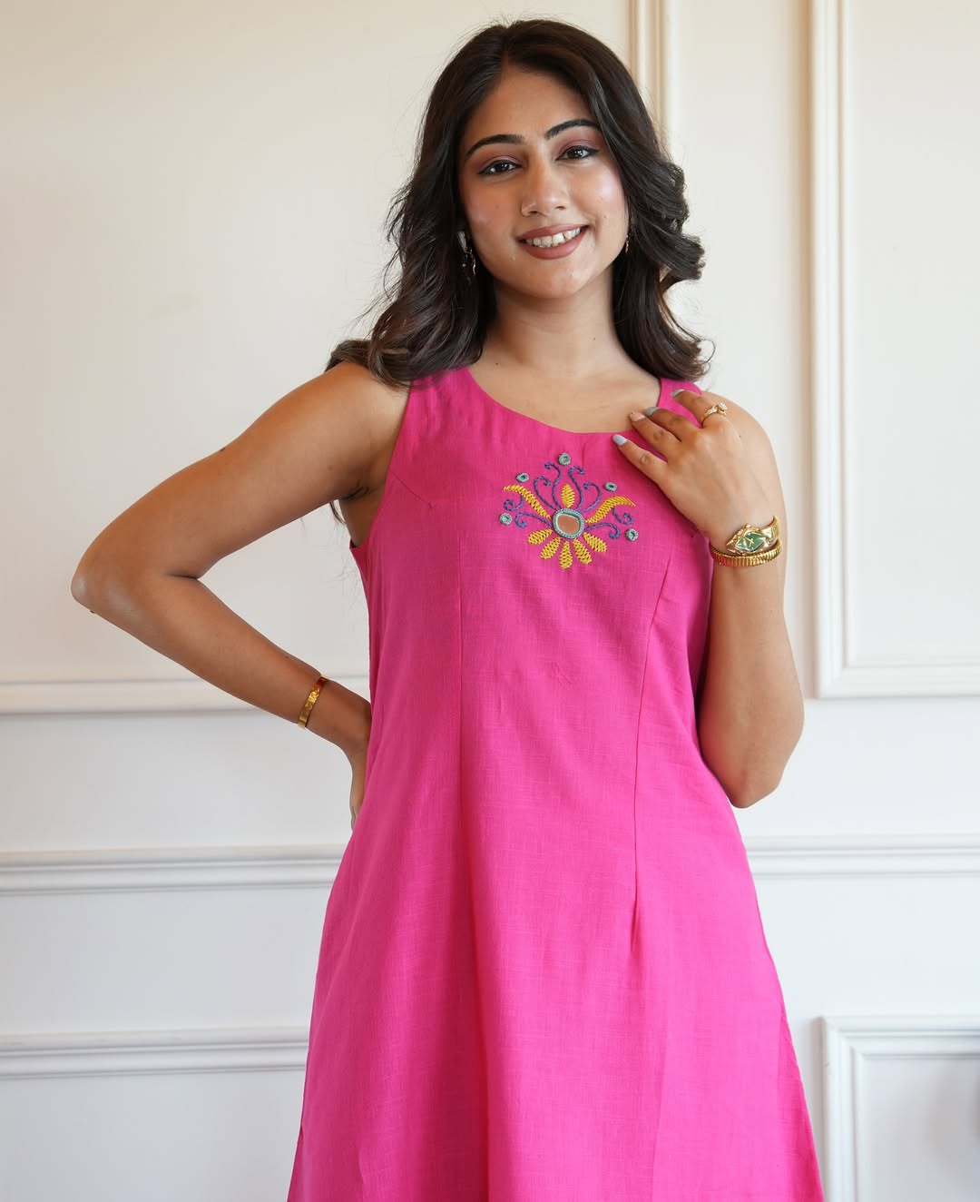 Sleeveless Embroidery Kurta Set