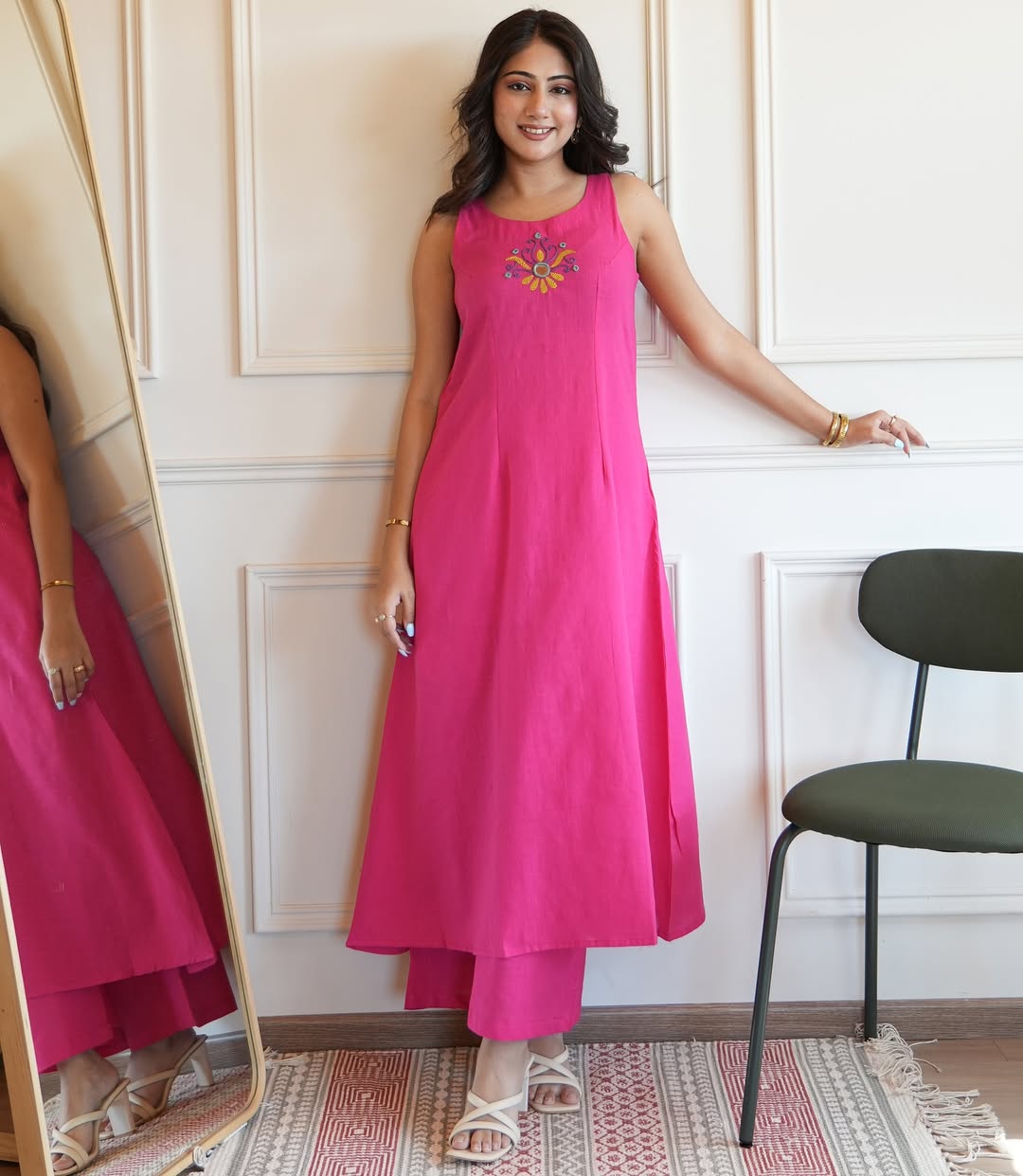 Sleeveless Embroidery Kurta Set
