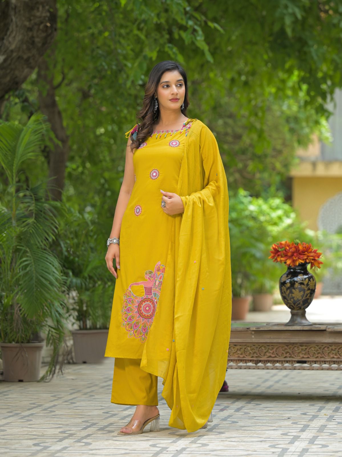 Elegant Thread Embroidered Sleeve less Kurta Set